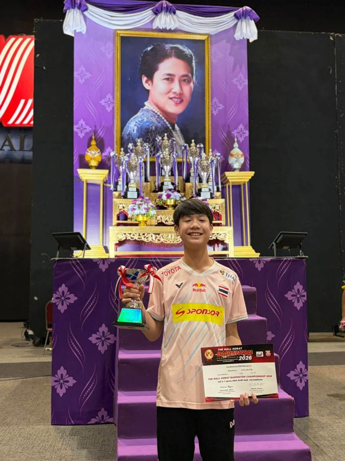 Bounthavy Sayarath with his trophy at The Mall Korat Badminton Championship 2026